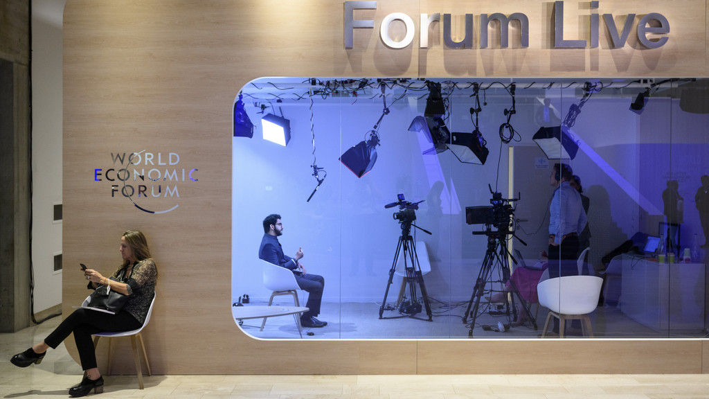 Ein Journalist bei einer Live-Schalte während des Weltwirtschaftsforums in Davos.