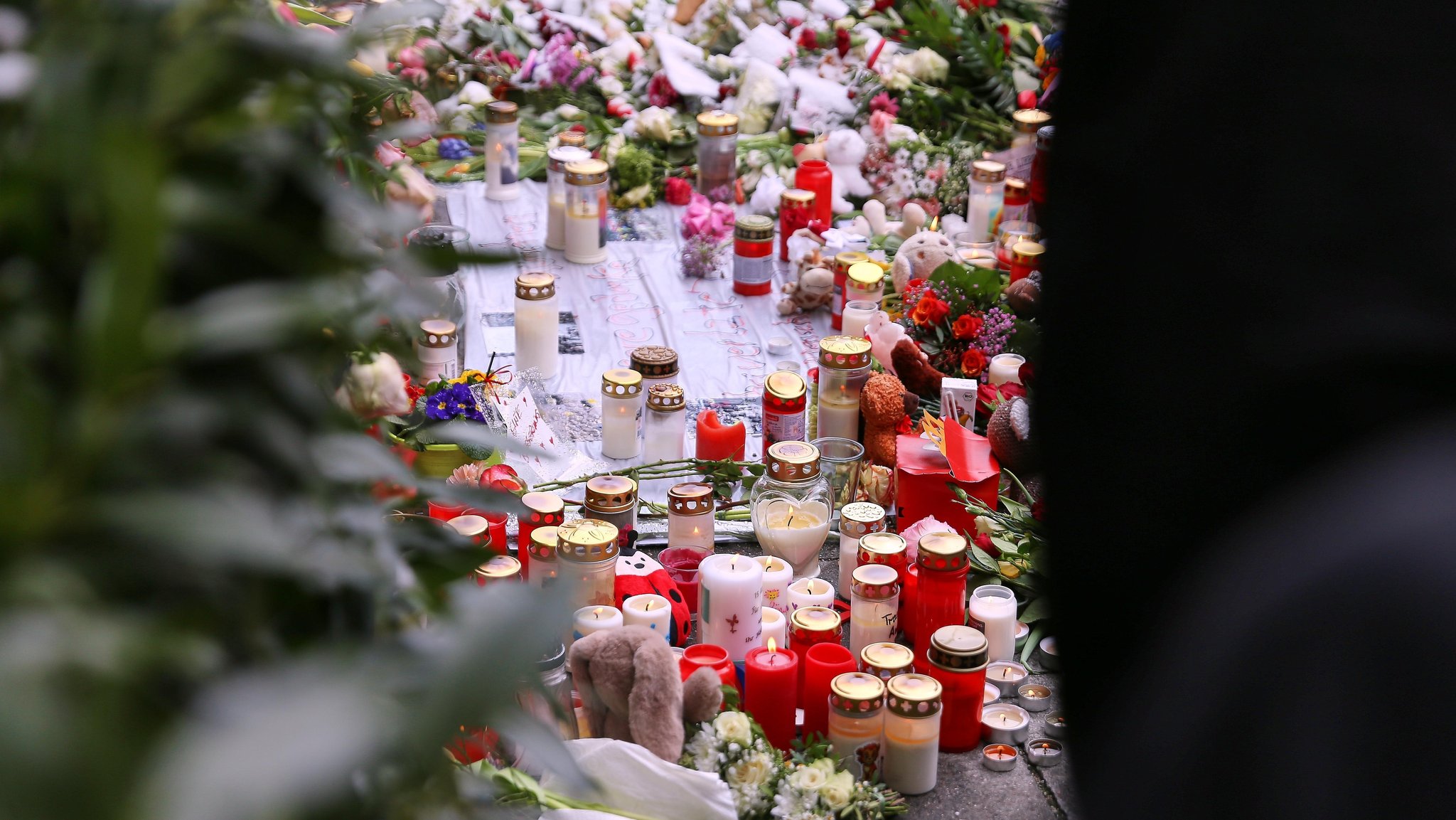 München, Bayern, Deutschland: Seidlstraße / Karlstraße: Auto fährt in München in Menschenmenge: Gedenken der Opfer am Anschlagsort mit Blumen.