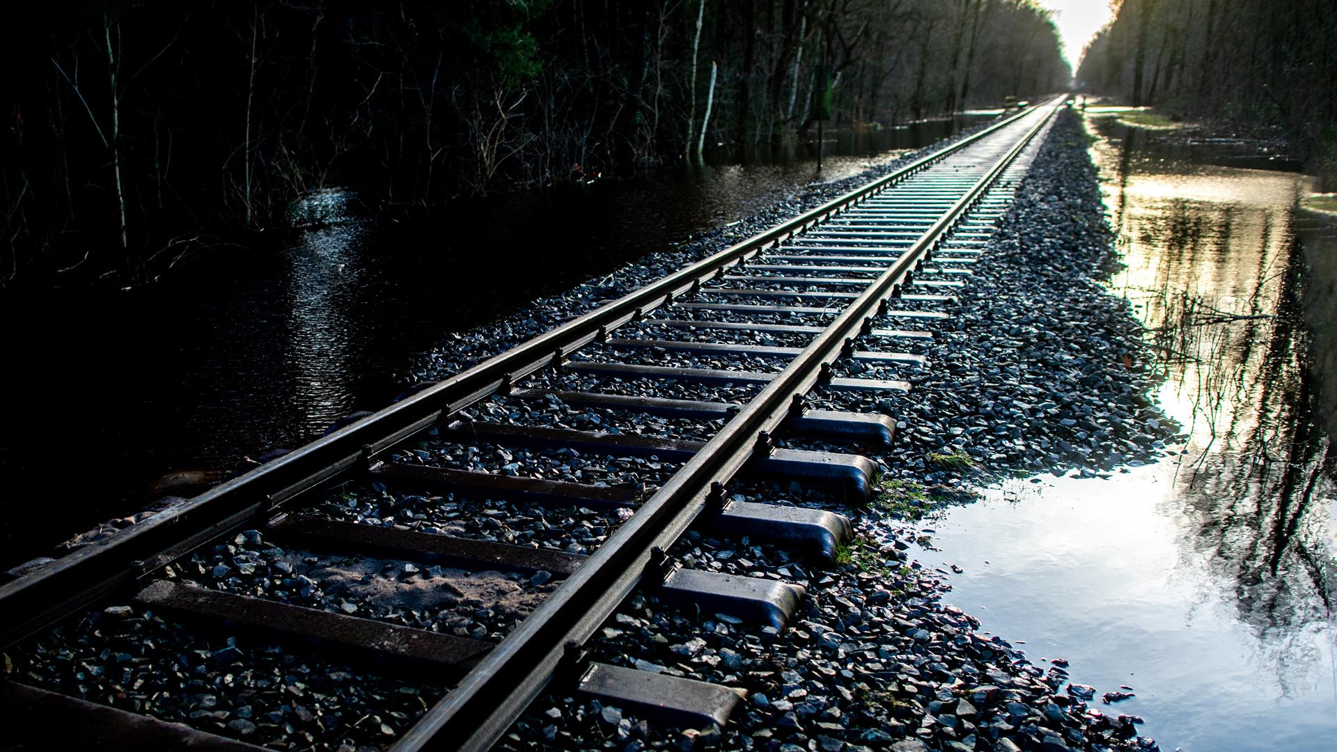 Überflutete Bahngleise nach dem Unwetter (Symbolbild)