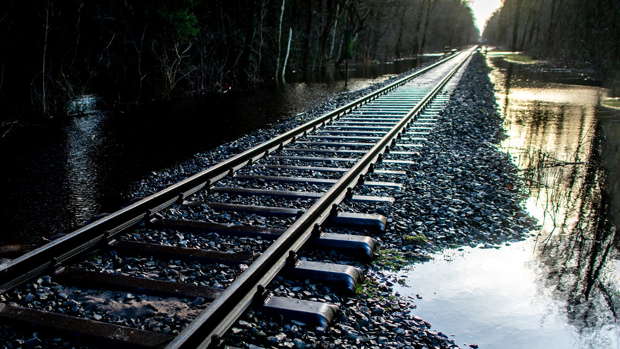 Überflutete Bahngleise nach dem Unwetter (Symbolbild)