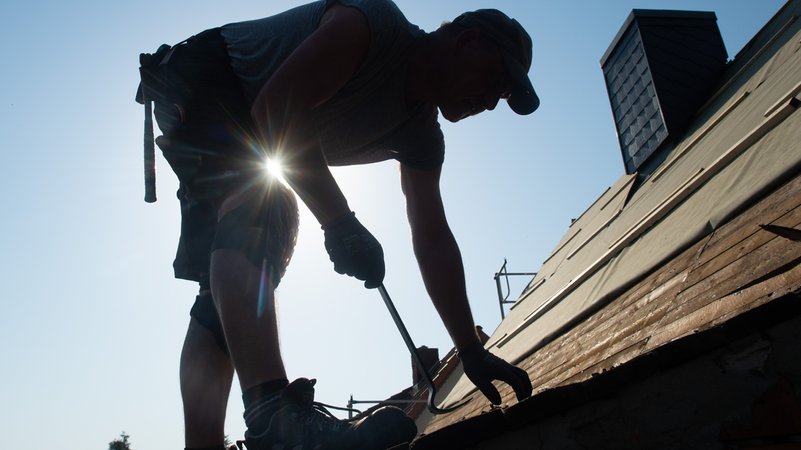 Ein Dachdecker | Bild: picture alliance/dpa/dpa-Zentralbid | Klaus-Dietmar Gabbert Ein Dachdecker