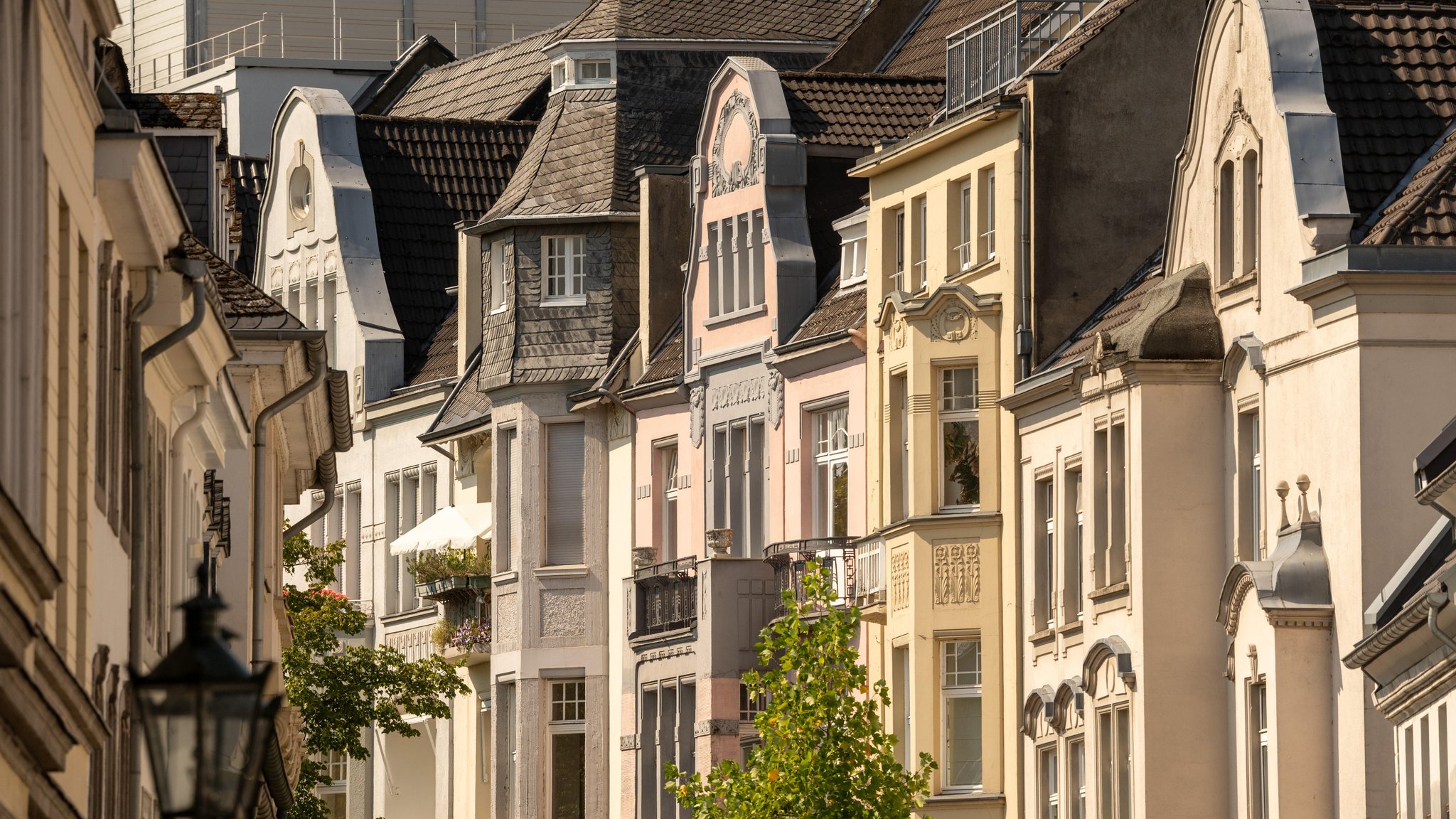 So kann funktionierender Denkmaschutz aussehen: Historische Hausfassaden in Düsseldorf