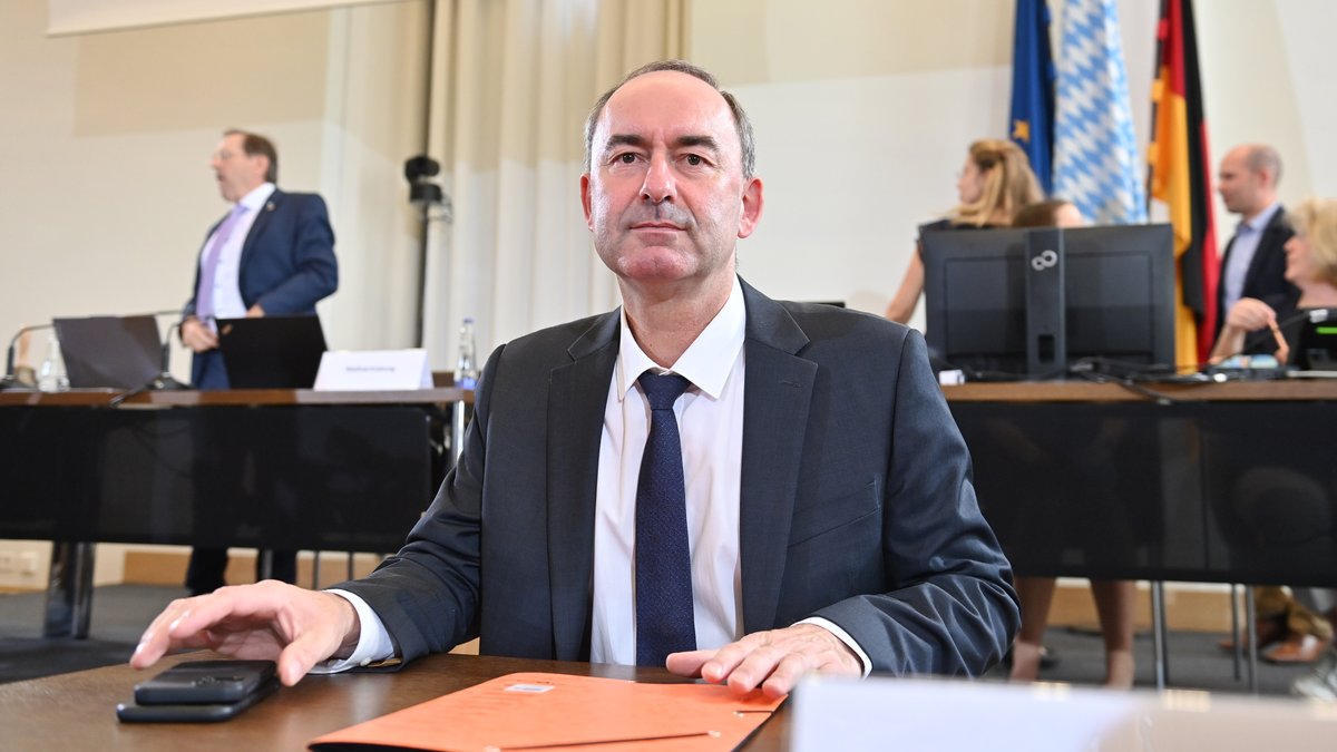 Hubert Aiwanger 2023 beim Zwischenausschuss im Landtag. 