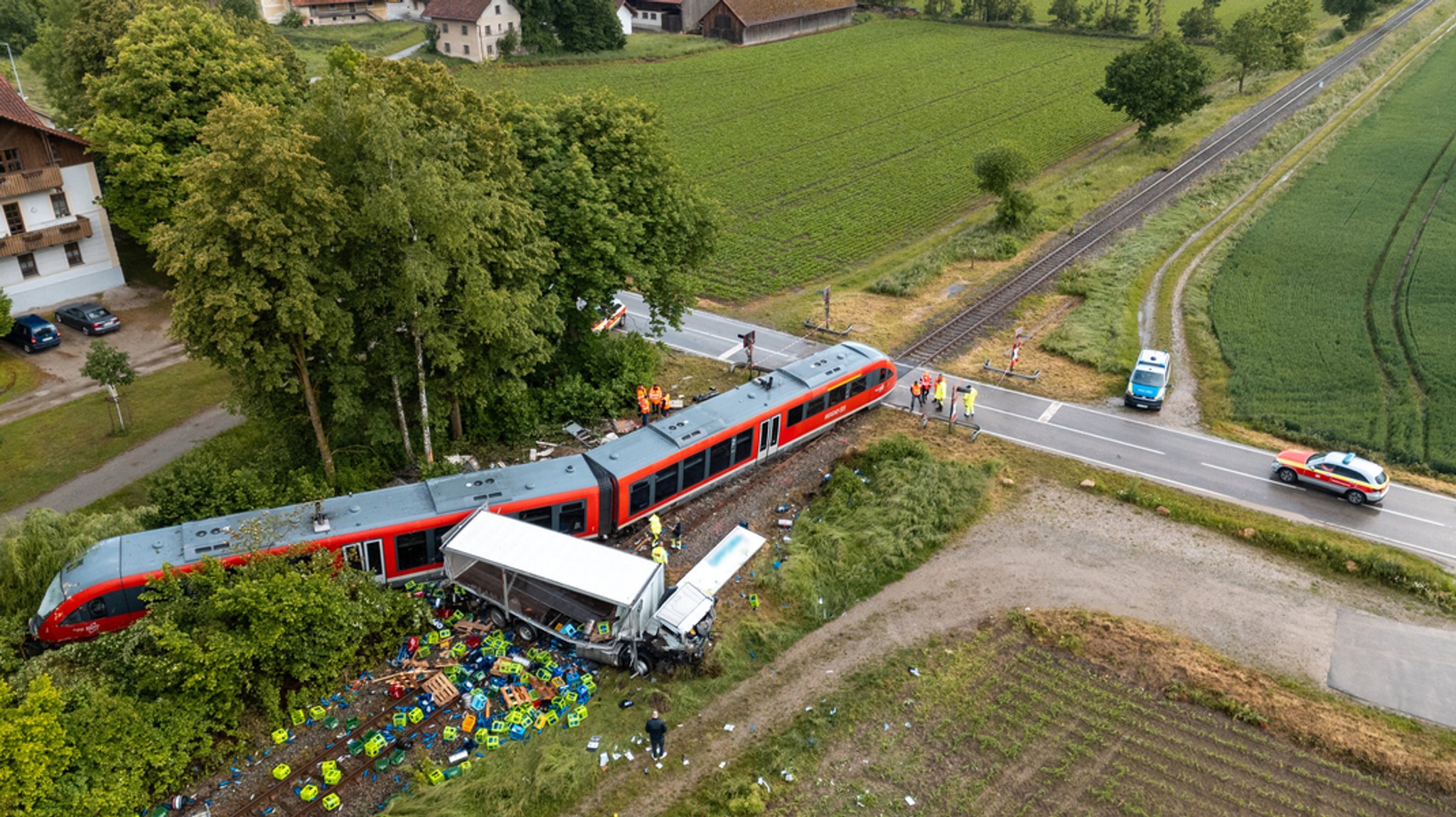 Luftbildaufnahme vom Unfall. Zu sehen ist der entgleiste Zug und der LKW. | Bild: Lars Haubner/NEWS5/dpa Luftbildaufnahme vom Unfall. Zu sehen ist der entgleiste Zug und der LKW.