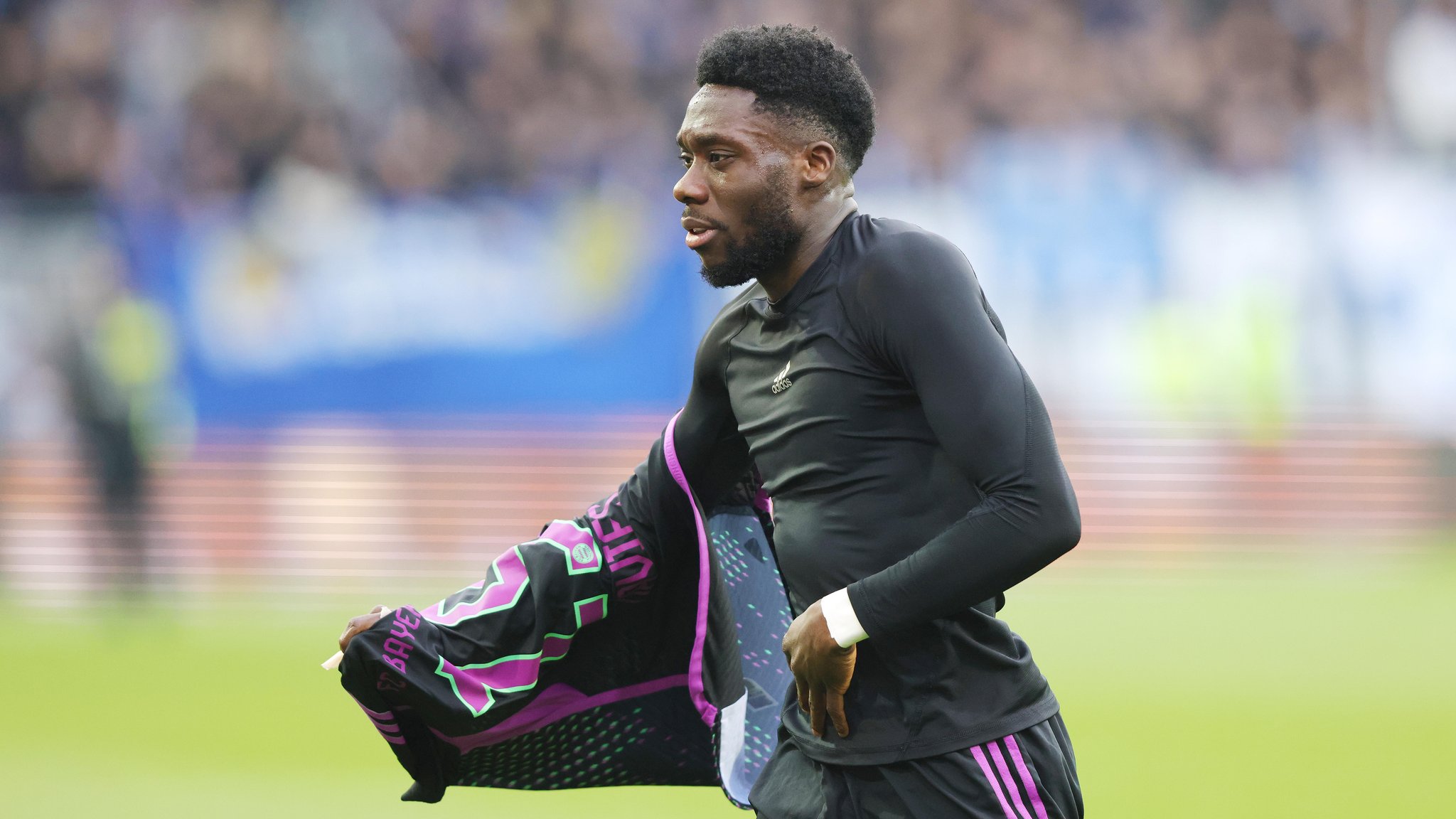 Alphonso Davies entledigt sich des Trikots von FC Bayern München