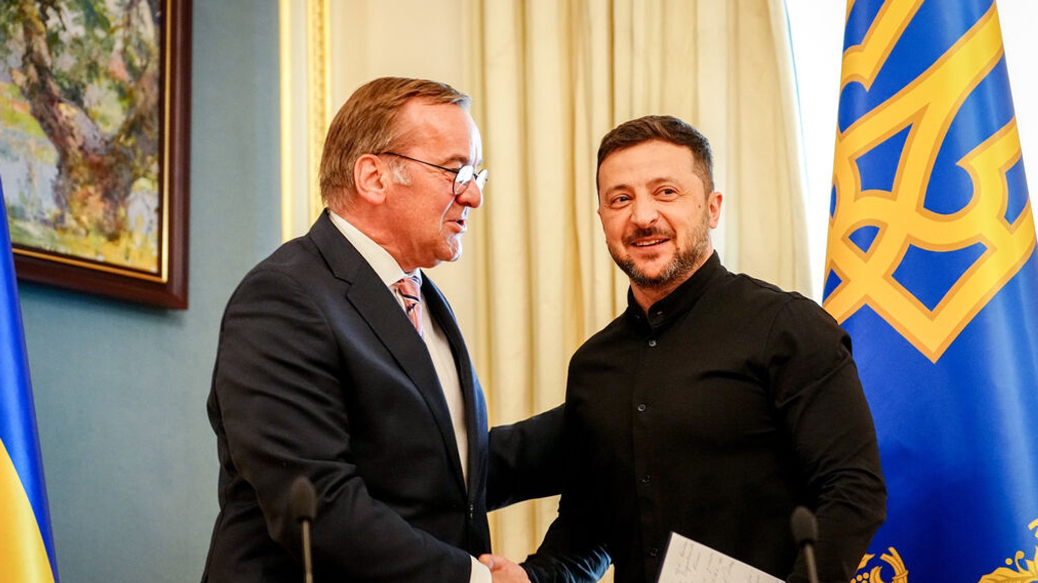 12.06.2025, Ukraine, Kiew: Boris Pistorius (l, SPD), Bundesminister der Verteidigung, und Wolodymyr Selenskyj, Präsident der Ukraine, geben nach einem Gespräch eine Pressekonferenz. Der Minister ist zu Gesprächen über weitere Militärhilfen in der Ukraine. Foto: Kay Nietfeld/dpa +++ dpa-Bildfunk +++