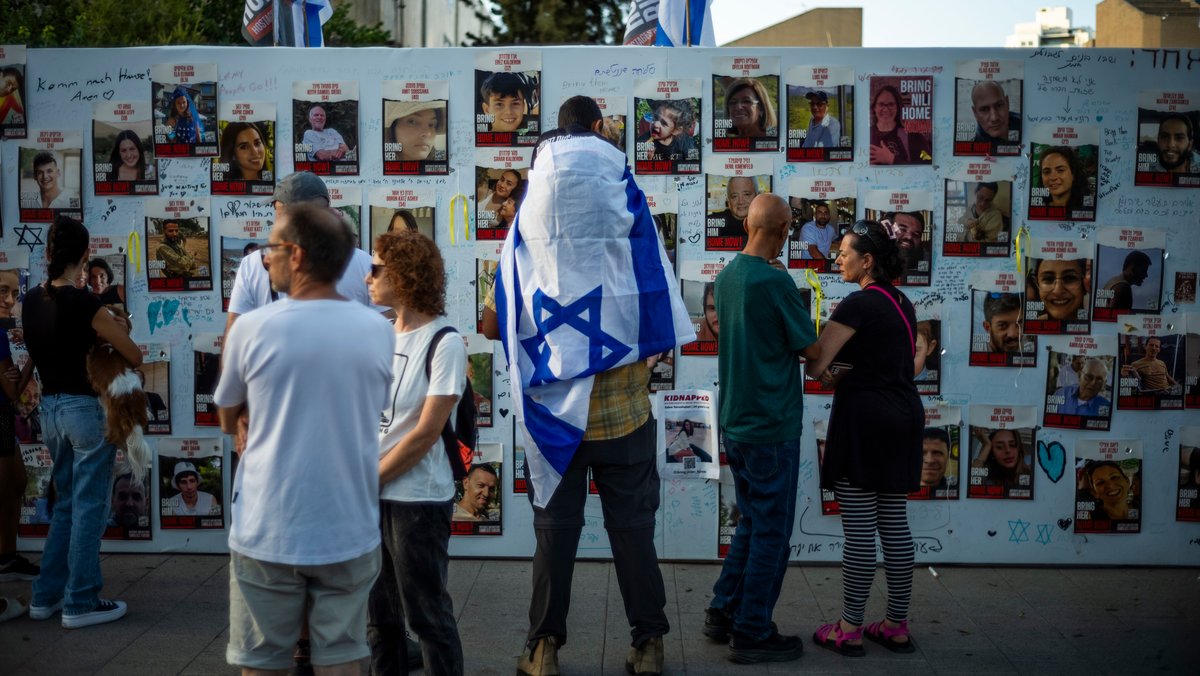Angehörige der von der Hamas als Geiseln genommenen Israelis nehmen an einem Protest vor dem Sitz des Verteidigungsministeriums teil. 