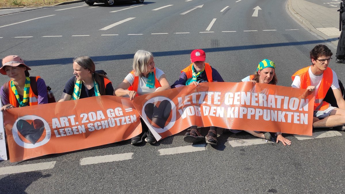 Klimaaktivisten kleben sich in Nürnberg auf die Straße