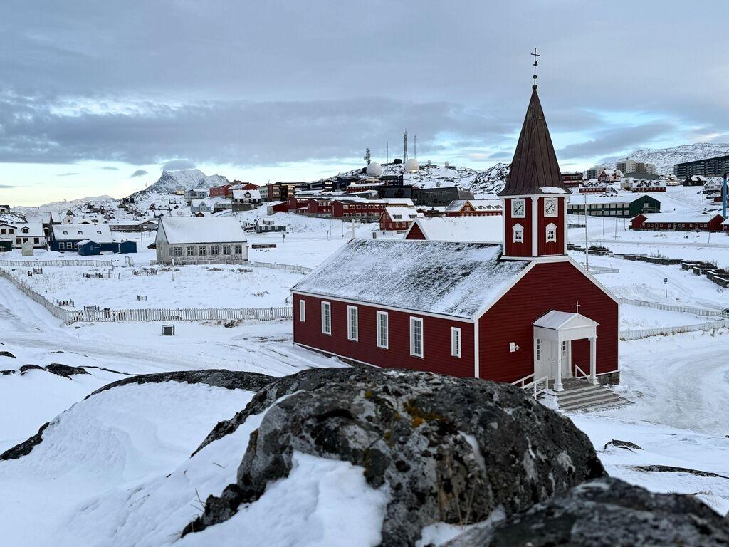 14.01.2026, Grönland, Nuuk: Die Erlöserkirche im Schnee.
