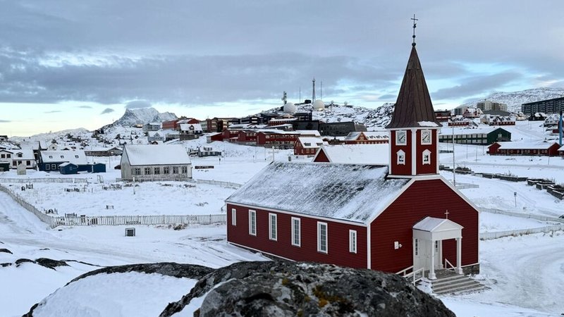 14.01.2026, Grönland, Nuuk: Die Erlöserkirche im Schnee. | Bild: dpa-Bildfunk/Julia Wäschenbach 14.01.2026, Grönland, Nuuk: Die Erlöserkirche im Schnee.