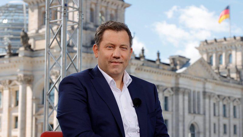 SPD-Chef Lars Klinbeil beim ARD-Sommerinterview | Bild: picture-alliance / Metodi Popow | M. Popow SPD-Chef Lars Klinbeil beim ARD-Sommerinterview
