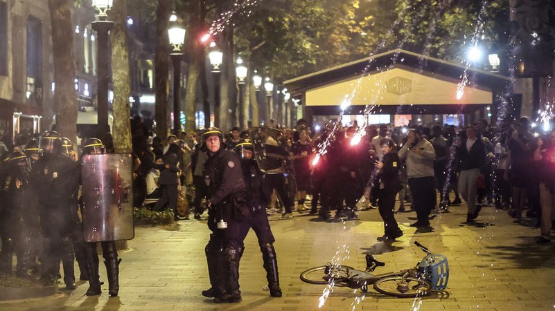 01.06.2025, Frankreich, Paris: Polizeikräfte beobachten, wie nach dem Champions-League-Finale zwischen Paris Saint-Germain und Inter Mailand am Elysee-Palast in Paris Fackeln auf ihre Position fallen. Foto: Thomas Padilla/AP/dpa +++ dpa-Bildfunk +++ | Bild: dpa-Bildfunk/Thomas Padilla 01.06.2025, Frankreich, Paris: Polizeikräfte beobachten, wie nach dem Champions-League-Finale zwischen Paris Saint-Germain und Inter Mailand am Elysee-Palast in Paris Fackeln auf ihre Position fallen. Foto: Thomas Padilla/AP/dpa +++ dpa-Bildfunk +++