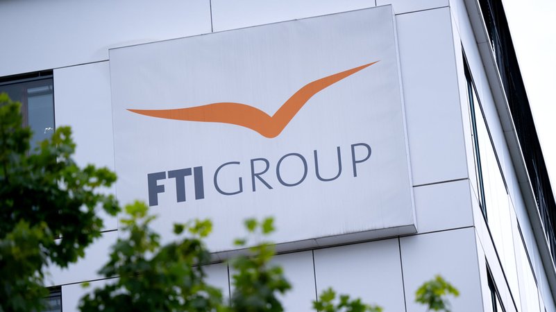 Das Logo des Reiseveranstalter FTI (FTI Group) ist an der Firmenzentrale zu sehen