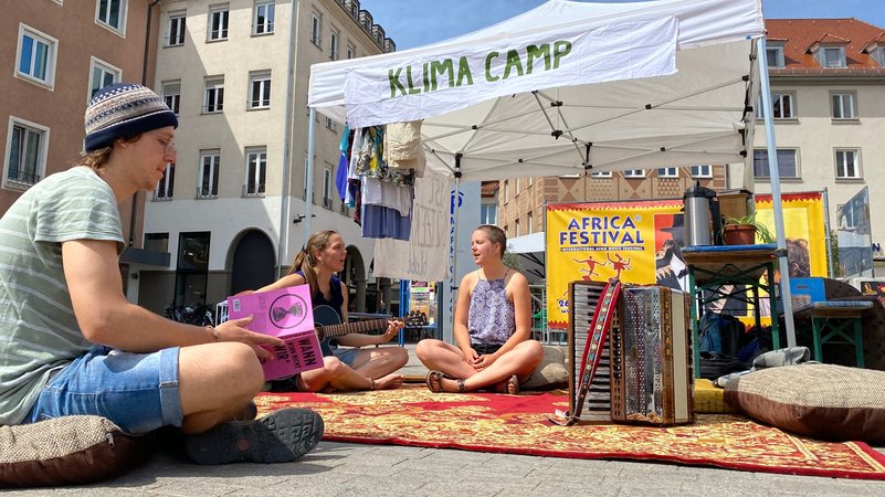 Wegen eines alarmierenden Klimaberichts haben Aktivistinnen und Aktivisten von Fridays For Future spontan in Würzburg ein Klimacamp organisiert. 