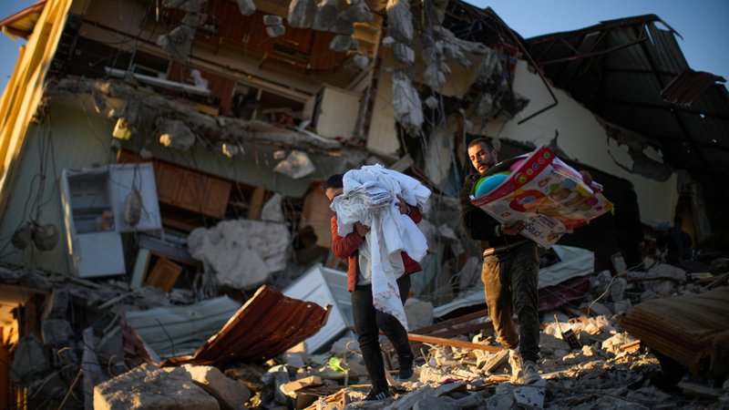 Bewohner holen ihre Habseligkeiten aus ihrem vom Erdbeben zerstörten Haus.