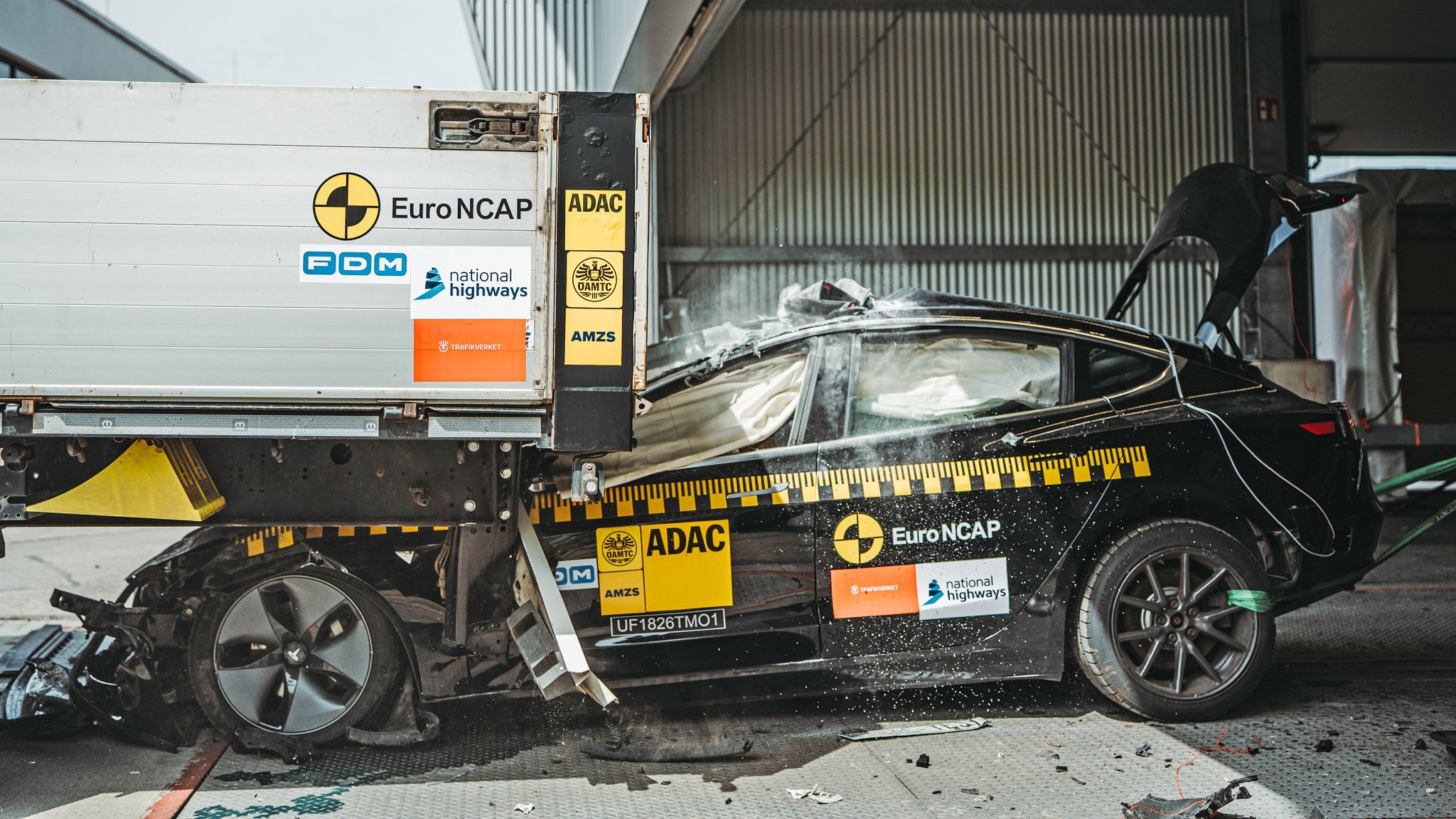Pkw fährt in einem ADAC-Chrashtest auf einen Trailer | Bild: ©ADAC/ABGEDREHT Pkw fährt in einem ADAC-Chrashtest auf einen Trailer