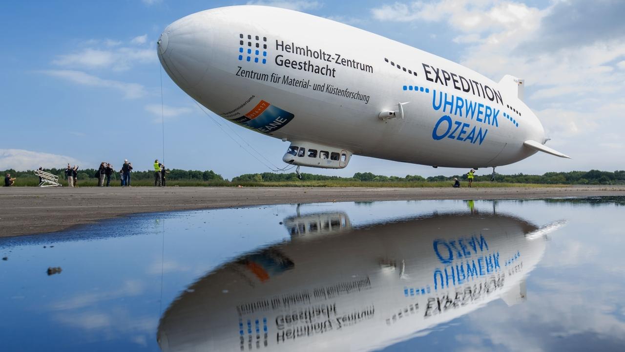 Mit einem Zeppelin starten Wissenschaftler des Helmholtz-Zentrums in Geesthacht am 19.06.2016 vom Flupplatz Peenemünde (Mecklenburg-Vorpommern) zu einer Expedition zur Erforschung von Meereswirbeln.