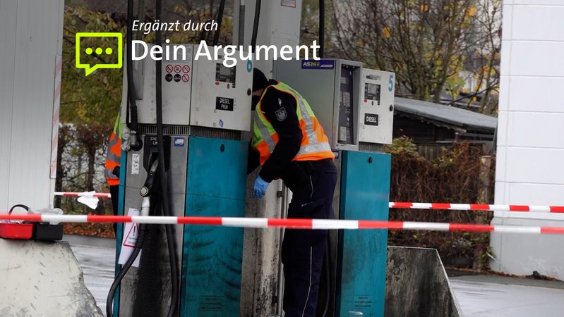 Ein Zoll-Mitarbeiter steht an der Zapfsäule einer Tankstelle. | Bild: News5/Stephan Fricke Ein Zoll-Mitarbeiter steht an der Zapfsäule einer Tankstelle.