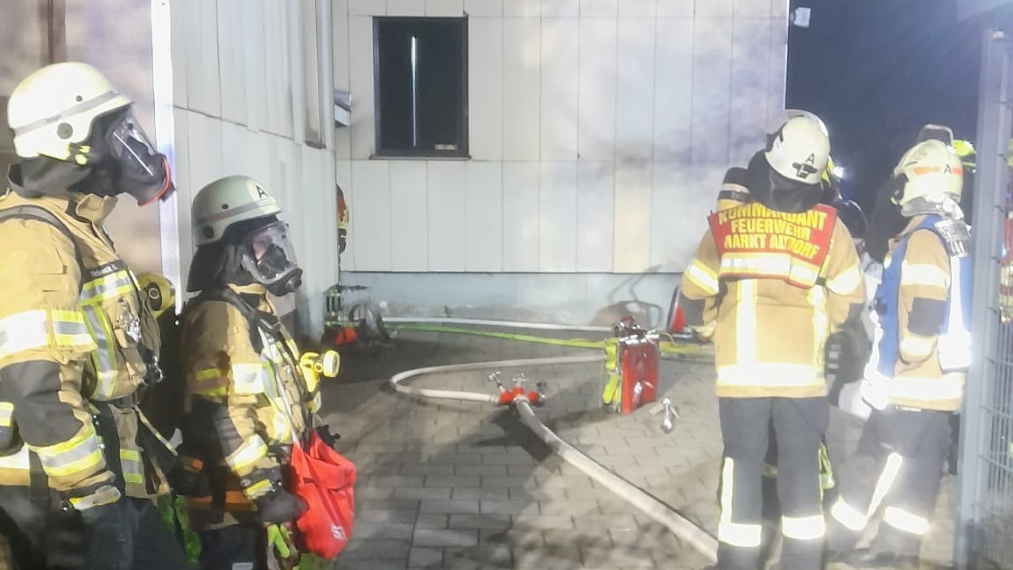 Einsatzkräfte vor dem Wohnhaus in Landshut, in dem es an einem Tag zweimal gebrannt hat