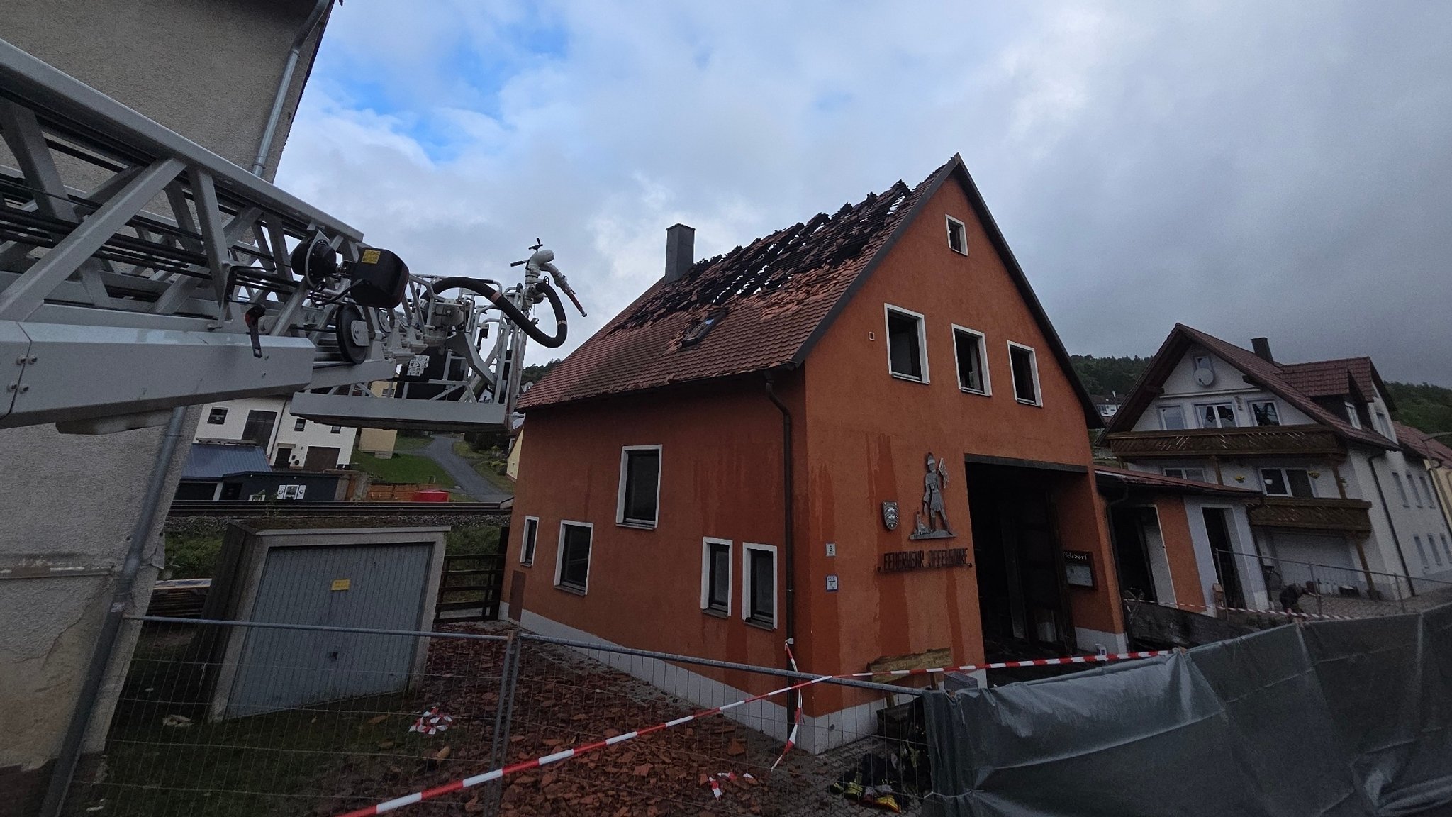 Das Gerätehaus stand gegen vier Uhr in Flammen