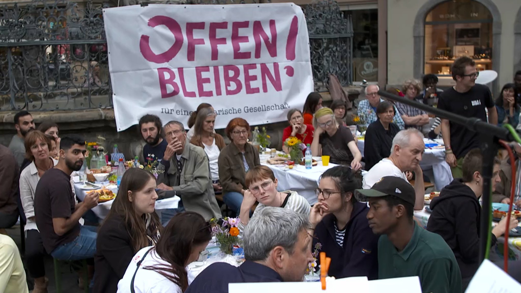 Menschen sitzen in Bamberg zusammen.