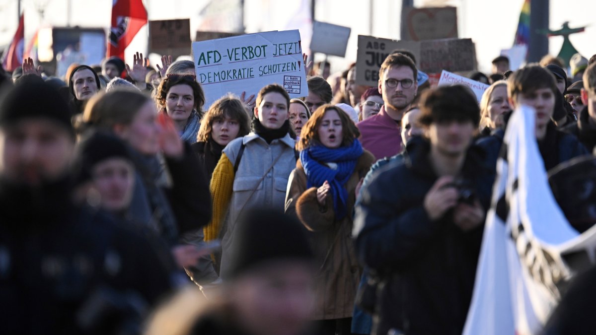 ARD-DeutschlandTrend: Mehrheit für Demos, aber gegen AfD-Verbot
