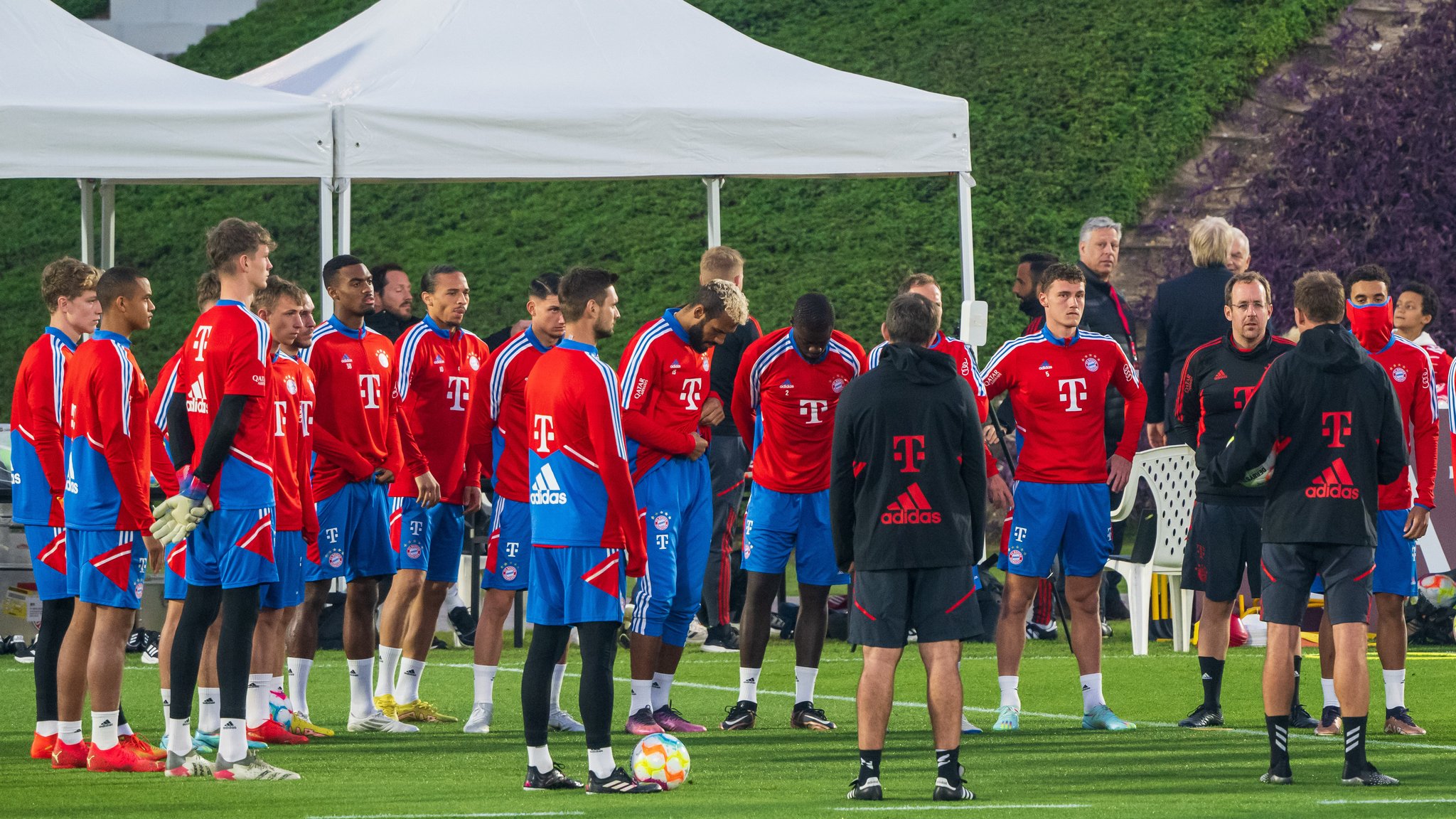 Die Mannschaft des FC Bayern im Trainingslager in Katar.