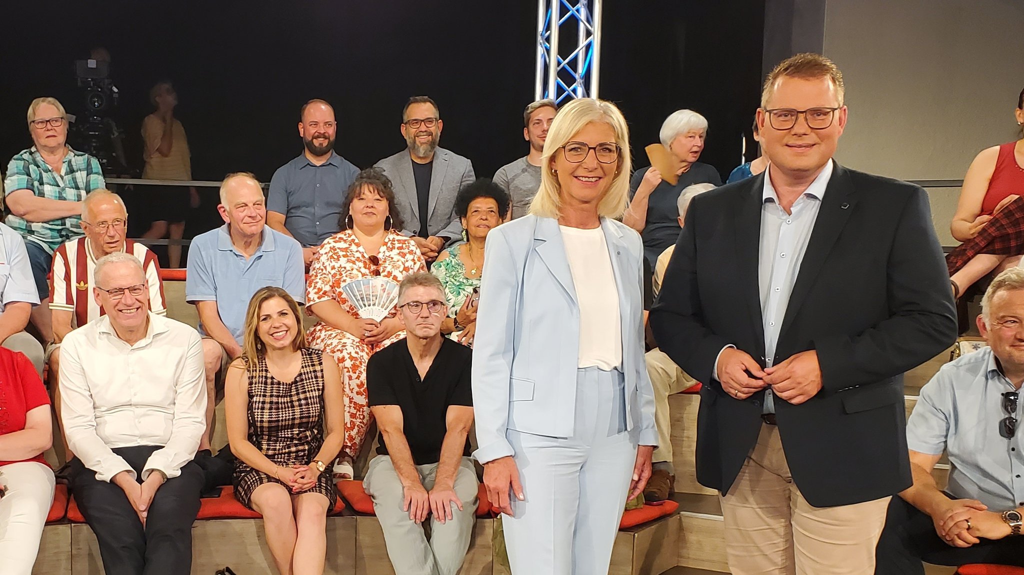 Ministerin Ulrike Scharf und SPD-Politiker Holger Grießhammer stehen vor Publikum in der "jetzt red i"-Arena. | Bild: Bayerischer Rundfunk 2026 Ministerin Ulrike Scharf und SPD-Politiker Holger Grießhammer stehen vor Publikum in der "jetzt red i"-Arena.