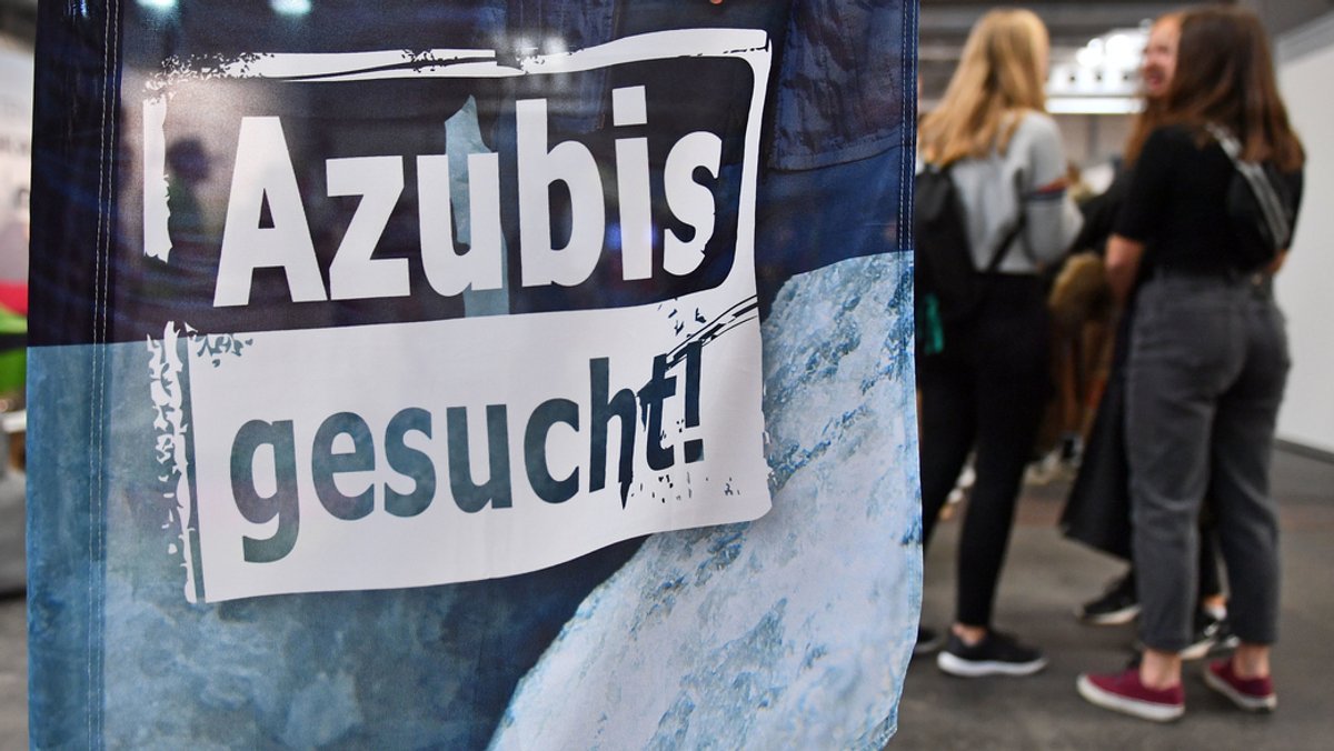 "Azubis gesucht" steht auf einem Banner bei einer Berufsorientierungsmesse (Archiv)