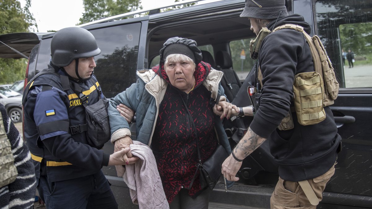 Eine Frau aus der Region Charkiw wird evakuiert