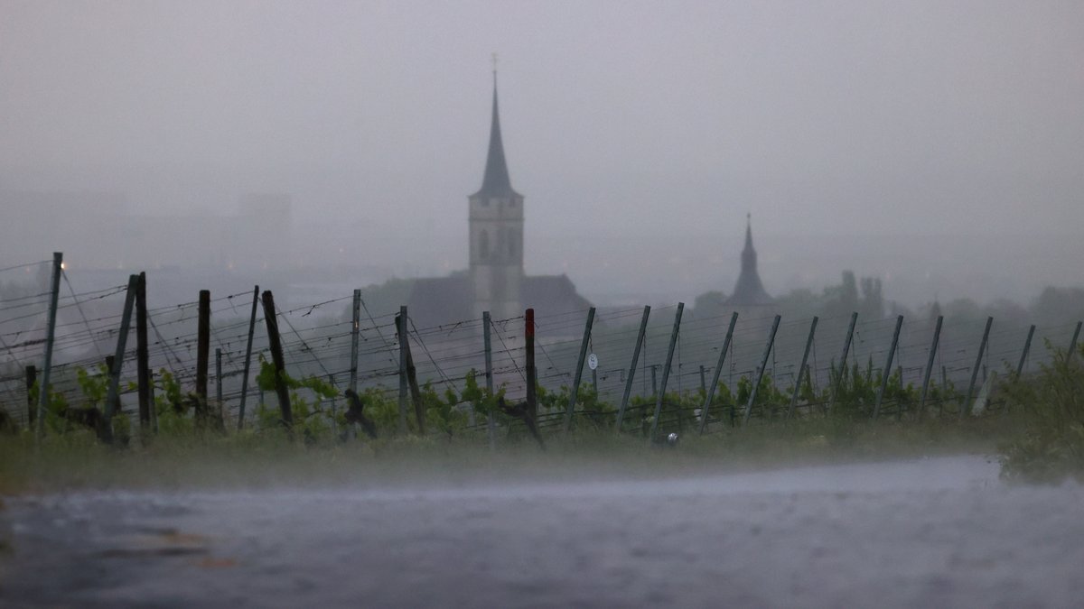 Im Starkregen liegen die Weinberge am Schwanberg vor dem Kirchturm, aufgenommen am 05.06.21.