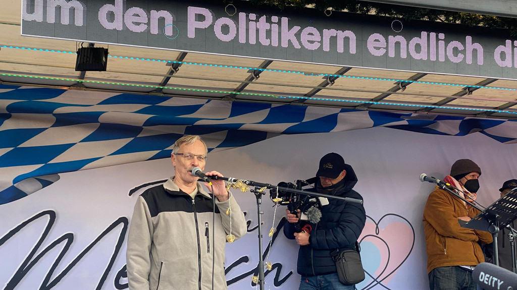 Maximilian Eder als Redner bei einer Kundgebung in Nürnberg im Januar 2022.