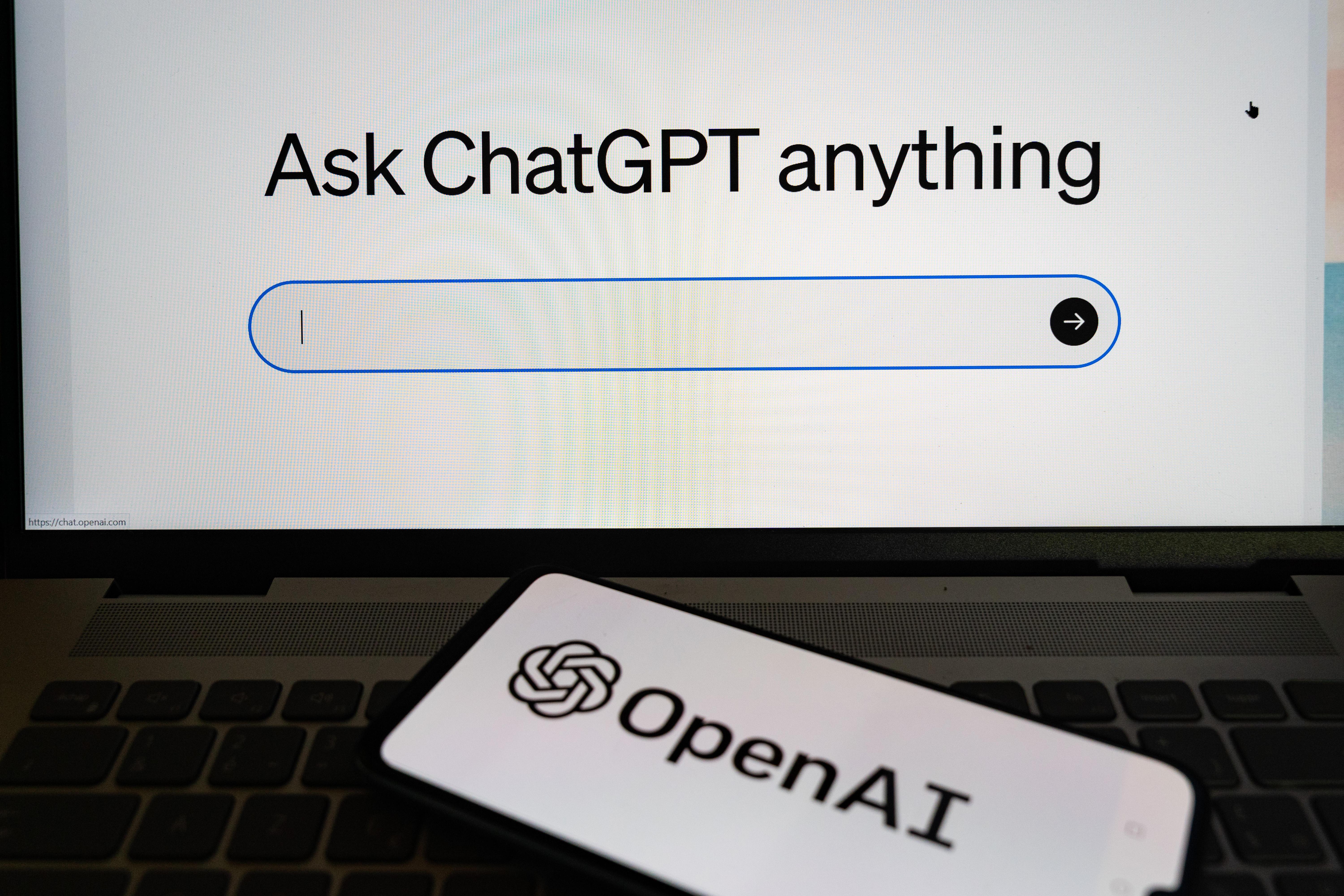 "Ask ChatGPT anything" steht über einer Befehlseingabezeile auf einem Bildschirm.