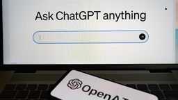 "Ask ChatGPT anything" steht über einer Befehlseingabezeile auf einem Bildschirm. | Bild:picture alliance / Hans Lucas | Jean-Marc Barrere
