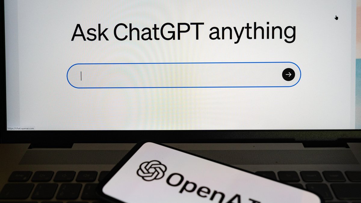 "Ask ChatGPT anything" steht über einer Befehlseingabezeile auf einem Bildschirm.