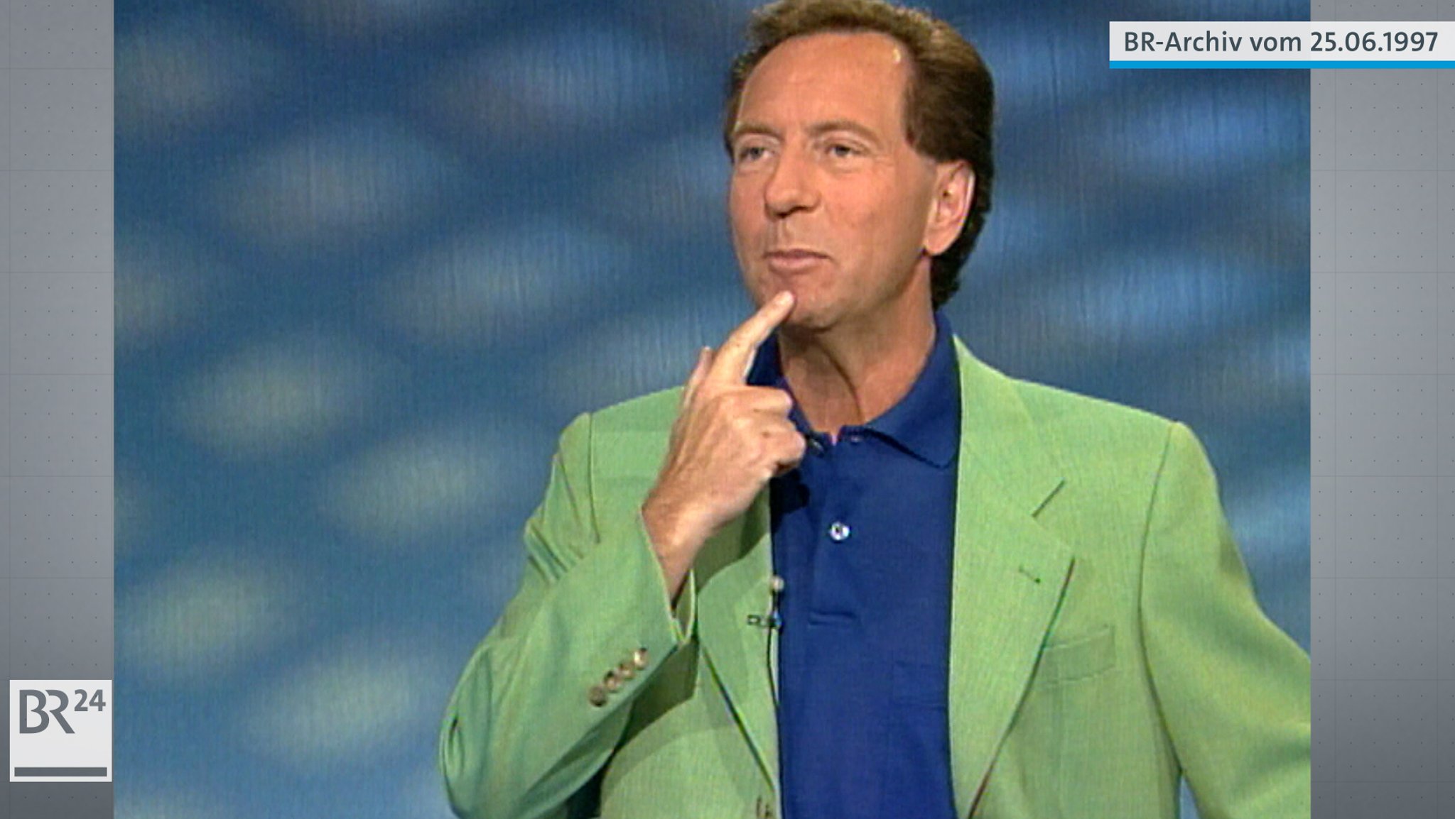 Gerd Rubenbauer tippt sich mit dem rechten Zeigefinger ans Kinn