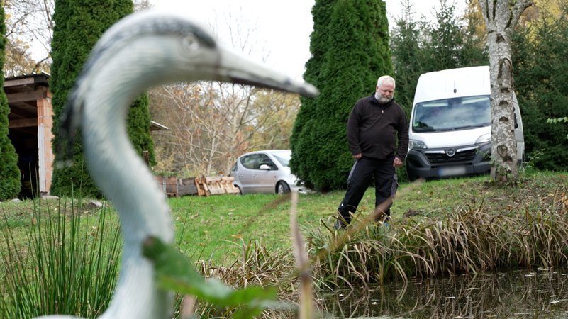 Jürgen Wolf vor seinem verseuchten ehemaligen Fischteich in Ansbach. | Bild: BR24 Jürgen Wolf vor seinem verseuchten ehemaligen Fischteich in Ansbach.