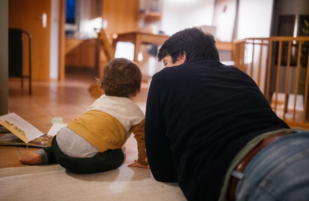 Ein Vater mit seinem Sohn: Das Bundesverfassungsgericht stärkt die Rechte leiblicher Väter.