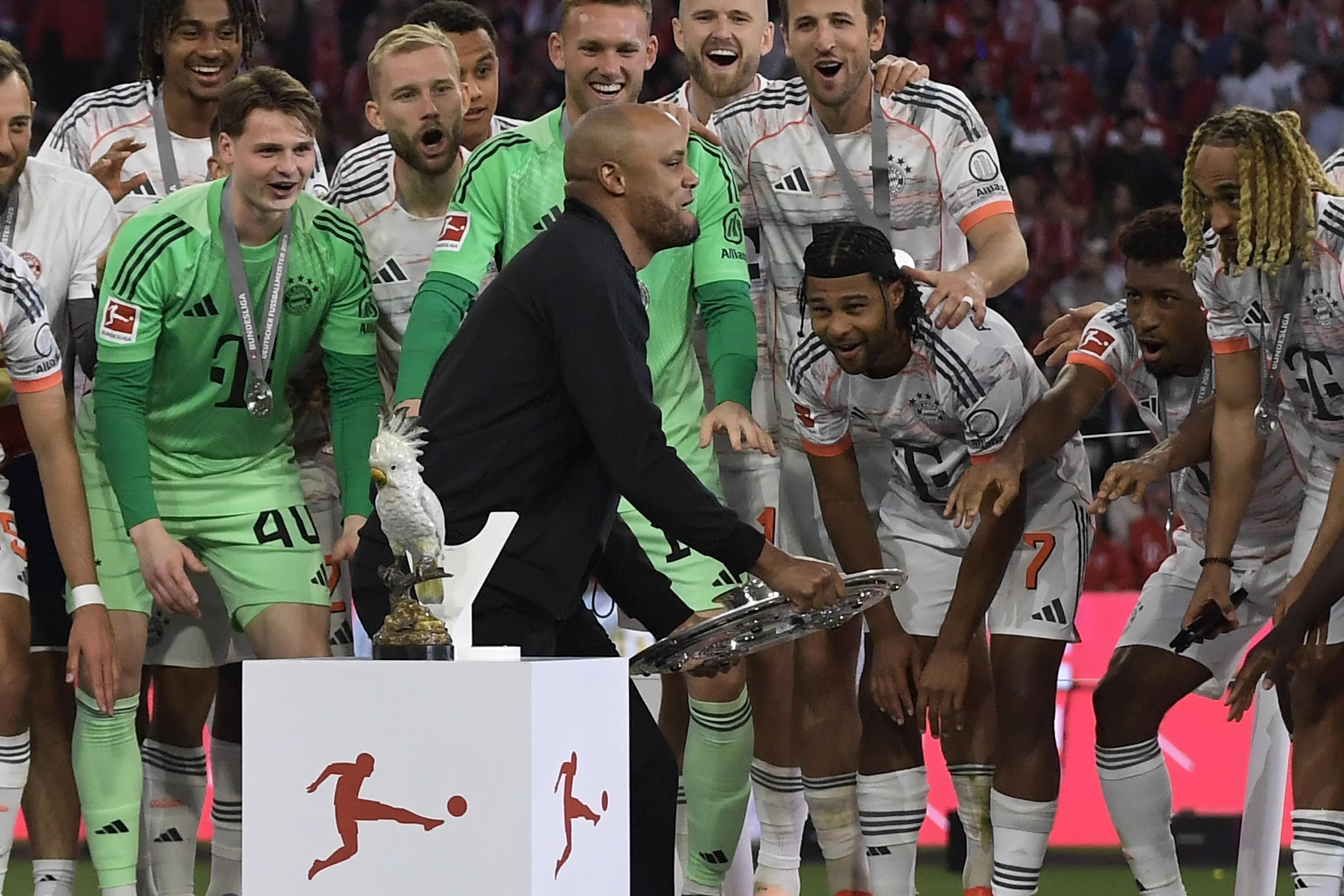  Kakadu auf der Meisterfeier 