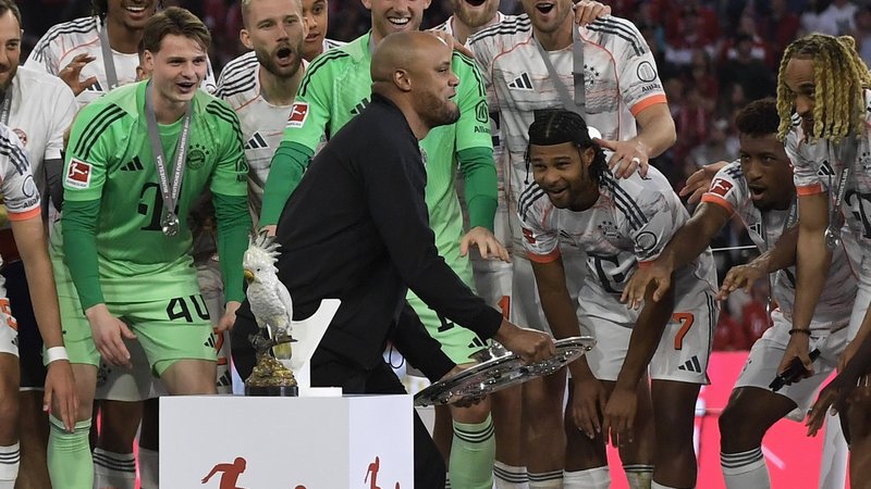 Kakadu auf der Meisterfeier | Bild: imago images/Jan Hübner Kakadu auf der Meisterfeier