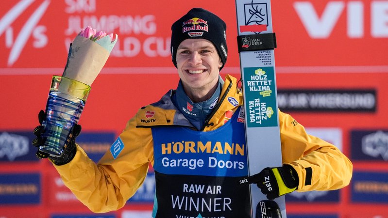 Andreas Wellinger mit dem Raw-Air-Siegerpokal in Vikersund | Bild: picture-alliance/dpa Andreas Wellinger mit dem Raw-Air-Siegerpokal in Vikersund