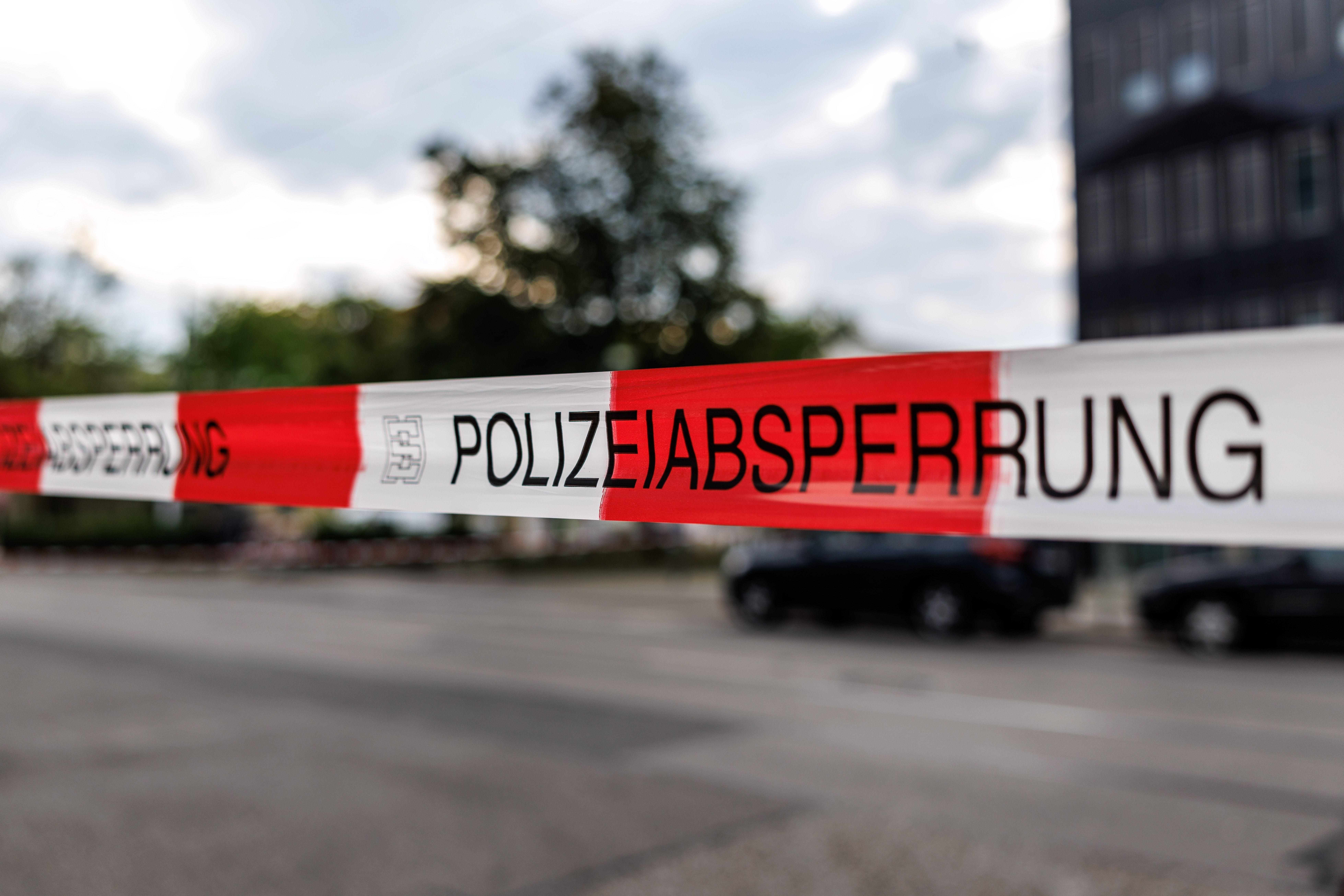 (Symboldbild) Rot-weißes Flatterband mit der Aufschrift "Polizeiabsperrung"