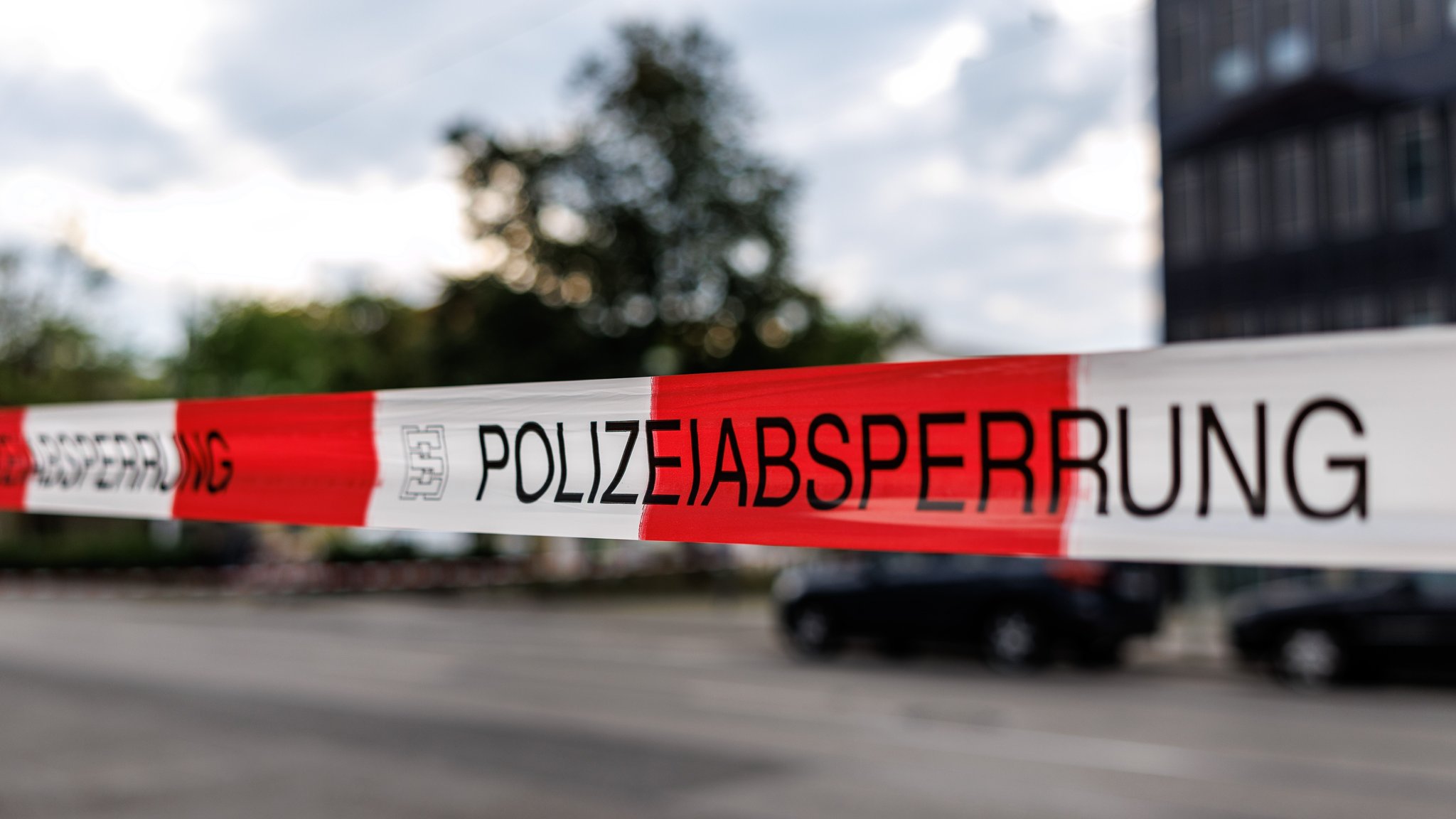 (Symboldbild) Rot-weißes Flatterband mit der Aufschrift "Polizeiabsperrung" | Bild: Matthias Balk/ picture alliance dpa (Symboldbild) Rot-weißes Flatterband mit der Aufschrift "Polizeiabsperrung"
