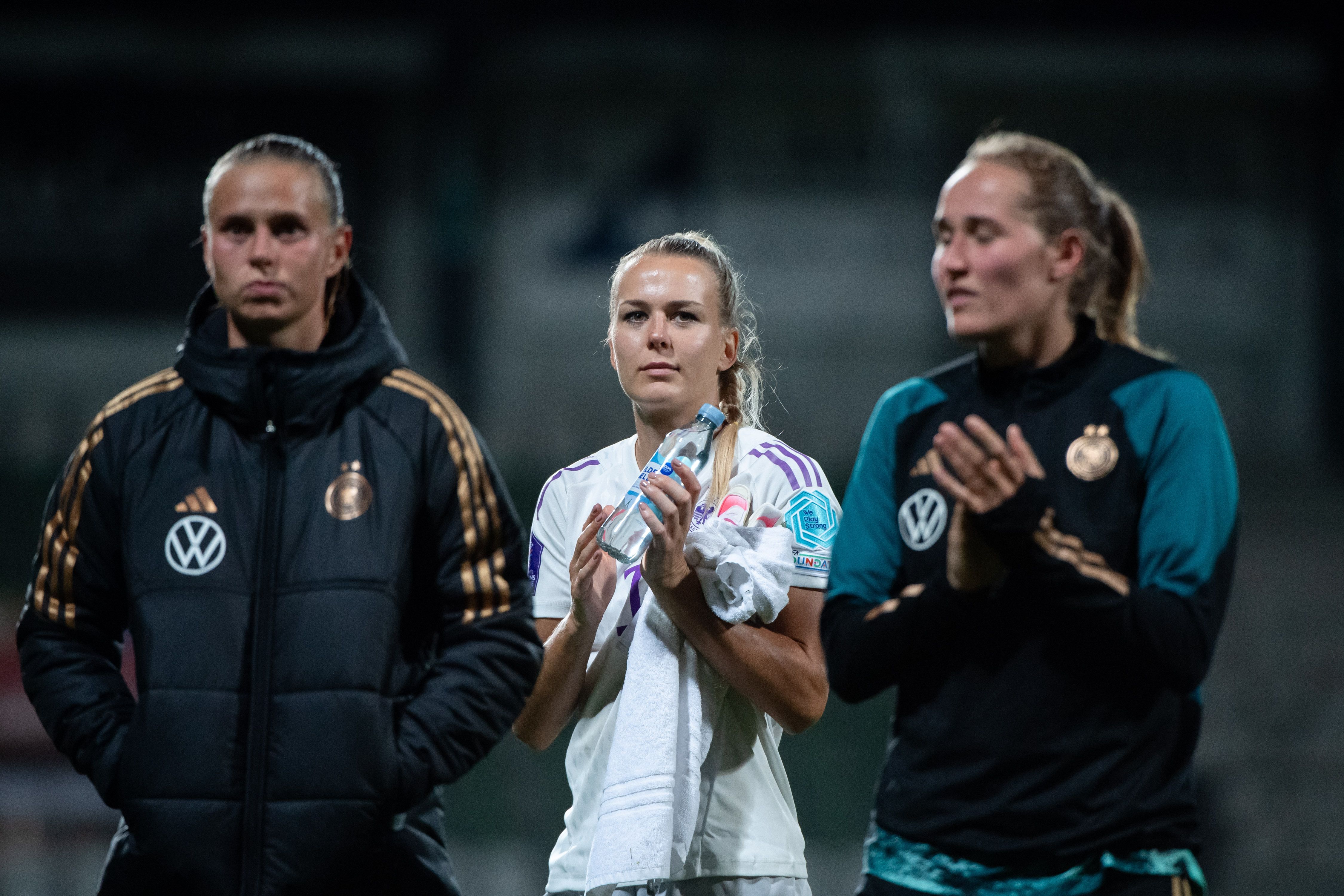 Eerste Olympische finale DFBvrouwen met de rug tegen de muur stop