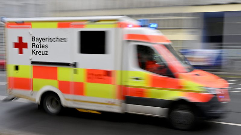 (Symbolbild) Ein Krankenwagen vom Bayerischen Roten Kreuz in Bewegung | Bild: dpa-Bildfunk/Peter Kneffel (Symbolbild) Ein Krankenwagen vom Bayerischen Roten Kreuz in Bewegung