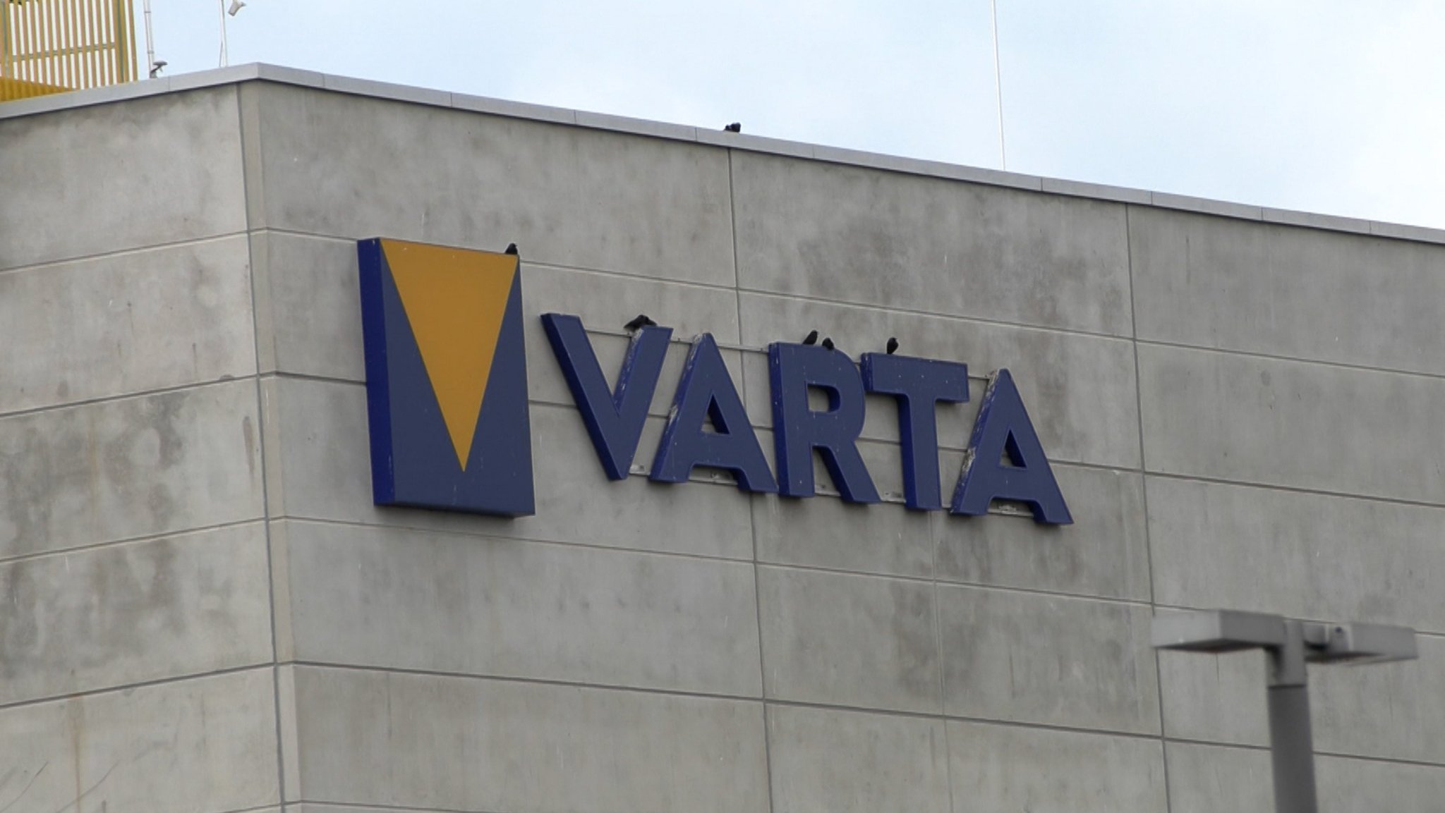 Varta hat angekündigt: Die Produktion in Nördlingen muss zum Jahresende schließen, 350 Arbeitsplätze gehen verloren. | Bild: Bayerischer Rundfunk 2026 Varta hat angekündigt: Die Produktion in Nördlingen muss zum Jahresende schließen, 350 Arbeitsplätze gehen verloren.