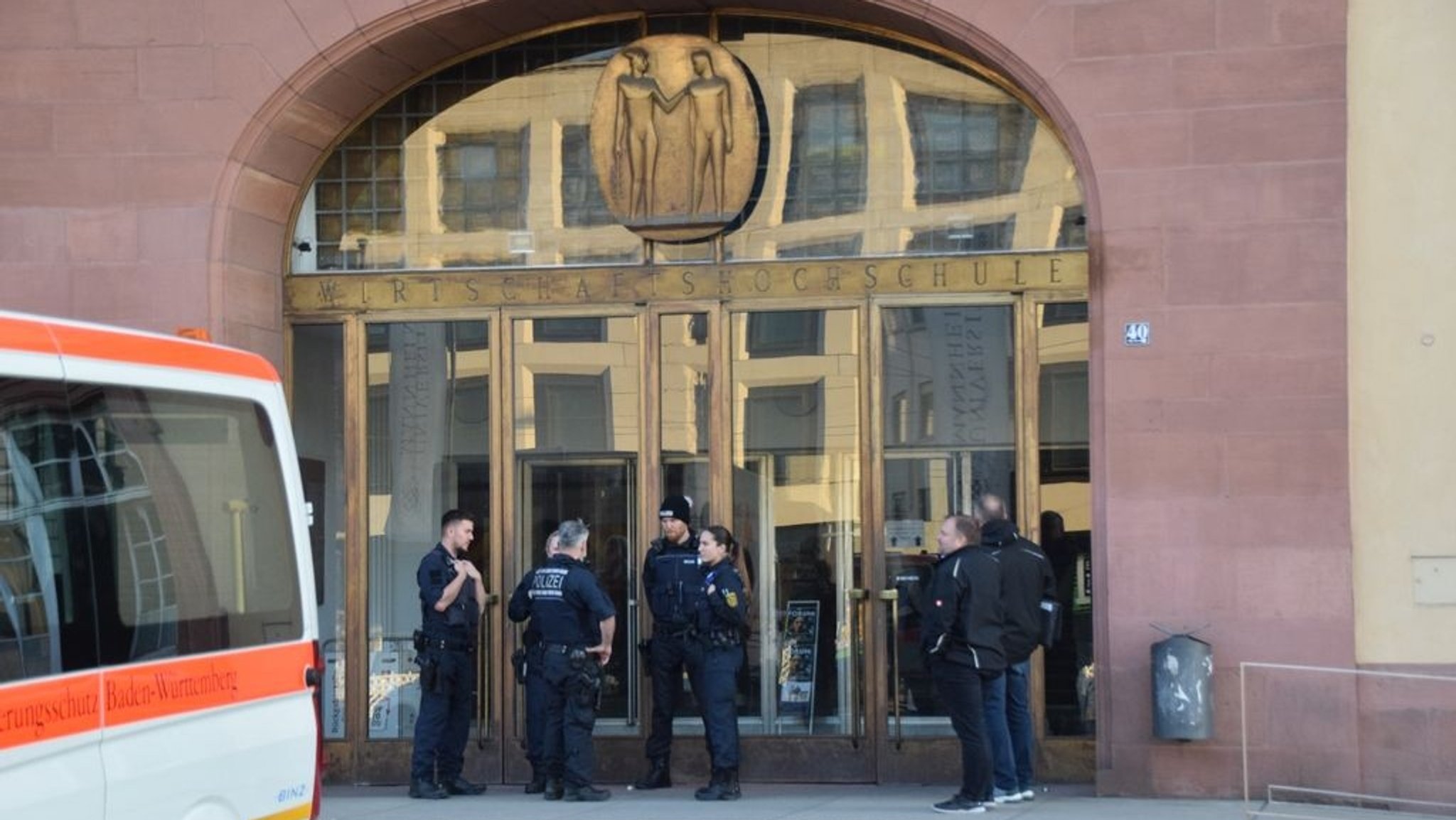 Mit Machete bewaffnet: Polizei erschießt Mann in Bibliothek