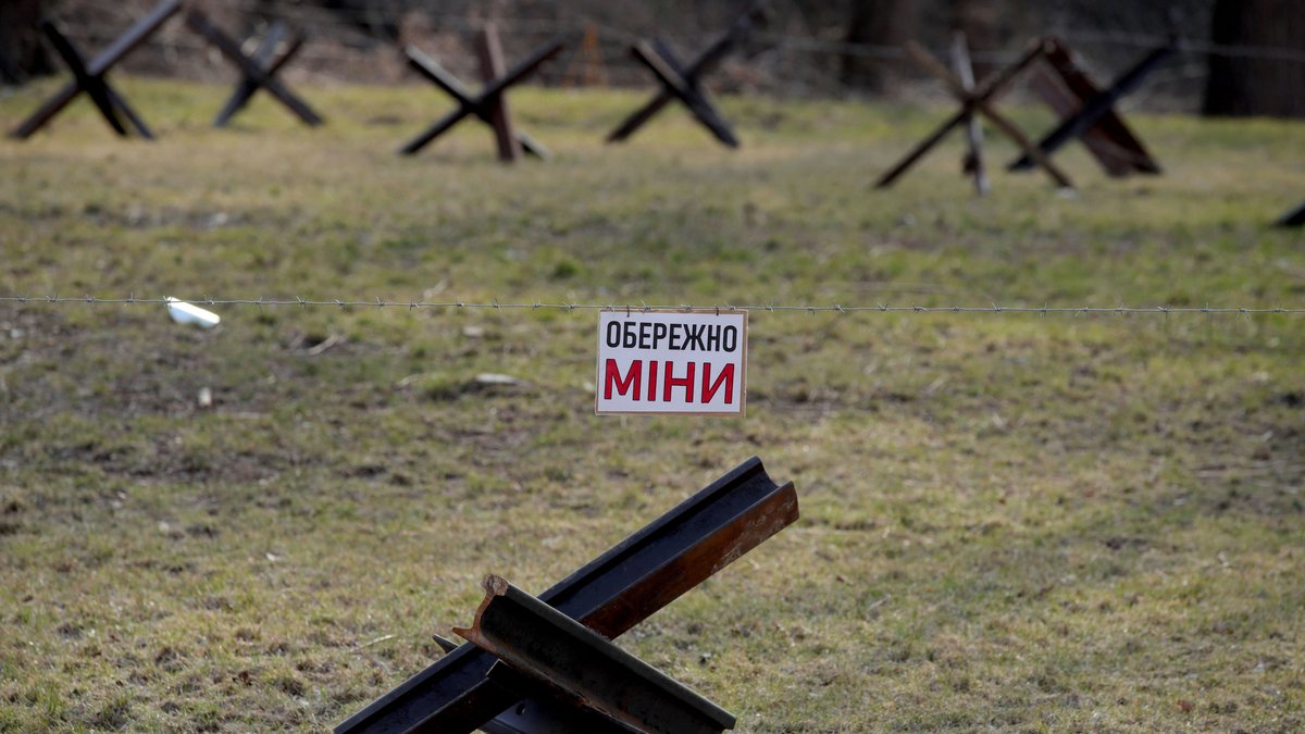 Ein Schild warnt vor Minen inmitten einer Panzersperre in der Nähe von Kiew