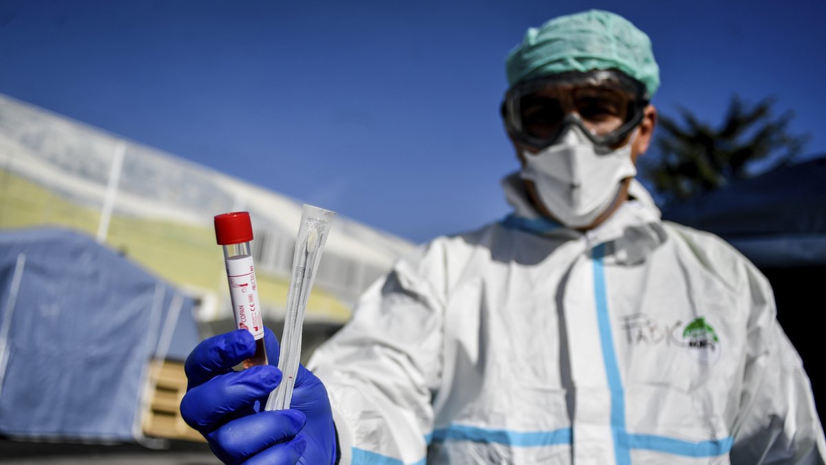 Ein medizinischer Mitarbeiter zeigt ein Testkit zur Prüfung von Infektionen auf das Coronavirus.