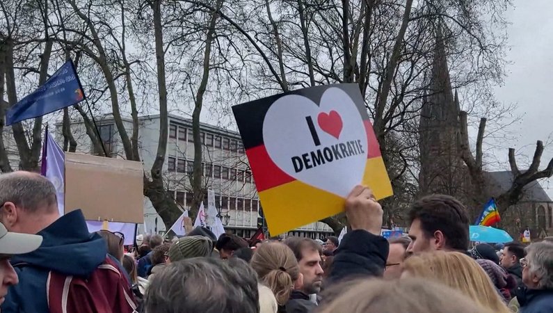 Demokratie-Report Bayern: Vertrauen in Institutionen sinkt | Bild: BR Demokratie-Report Bayern: Vertrauen in Institutionen sinkt
